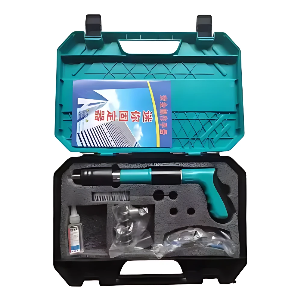 Pistola remachadora manual de acero inoxidable con cabezal móvil, en caja de transporte verde y negro, mostrando herramienta principal, accesorios y manual en interior.