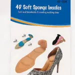Plantillas de soporte ergonómico para tacones, color beige con detalles en azul y rosa, mostradas junto a un zapato de tacón alto con estampado brillante.
