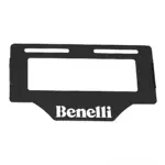 Porta placa Benelli en acero inoxidable, color negro mate, con logotipo blanco en frontal y orificios de montaje superiores.