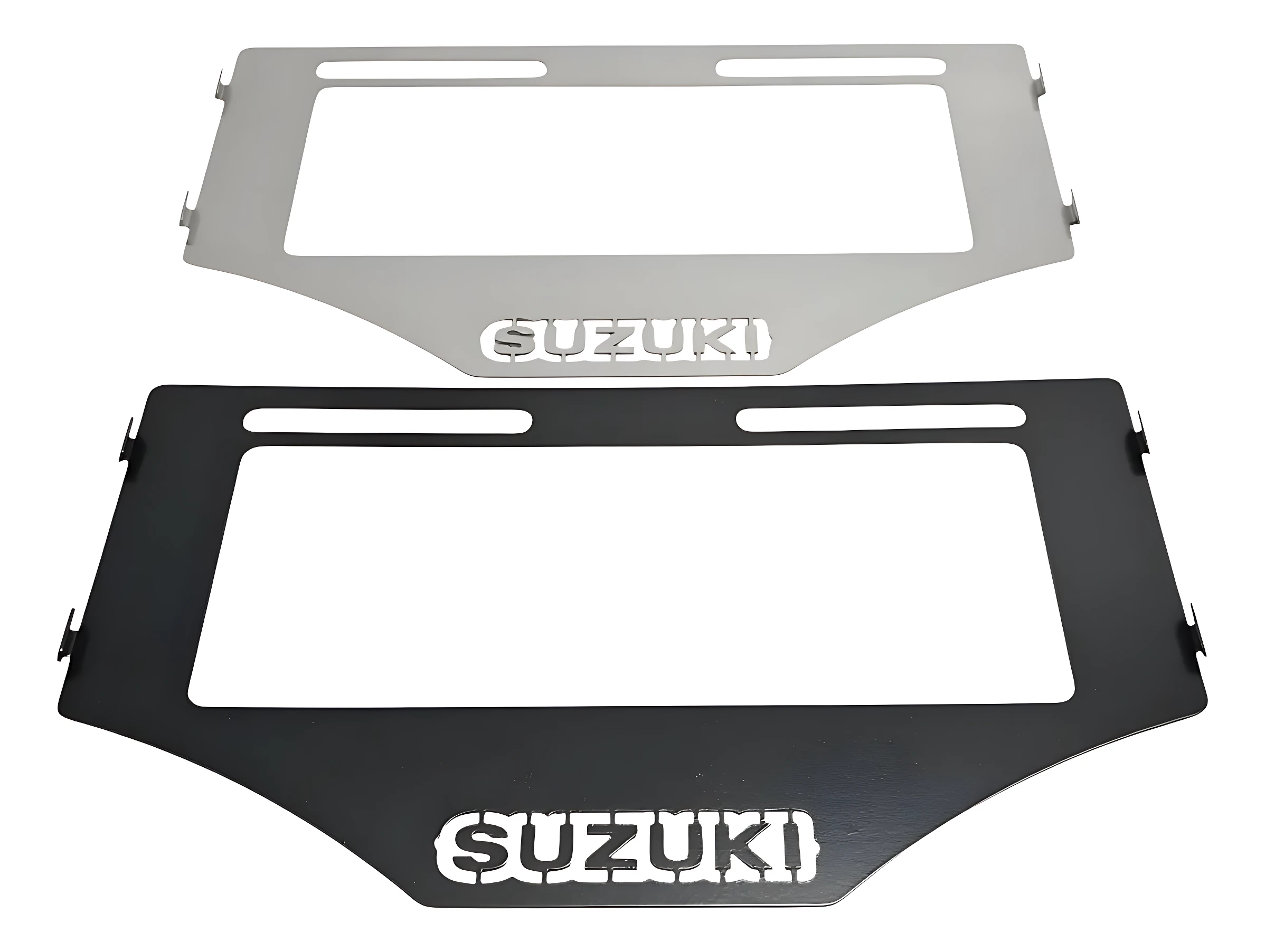 Dos porta placas de acero inoxidable para Suzuki, uno en color plateado y otro en negro mate, ambos con el logo de la marca grabado en la parte inferior.