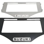Dos porta placas Suzuki en acero inoxidable, uno plateado y otro negro, con logotipo grabado y orificios de montaje visibles.