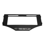 Porta placa Victory en acero inoxidable, color negro mate, con logotipo visible y diseño rectangular con recortes superiores.