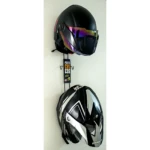 Portacascos Inmensa con dos cascos colgados en pared: uno negro con visera iridiscente y otro blanco con detalles grises, ambos sujetos mediante ganchos metálicos.