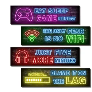Cuatro posters rectangulares de madera con fondo de ladrillo negro, cada uno con texto y símbolos en efecto neón de colores vibrantes: rosa, azul, verde y amarillo. Frases temáticas para gamers como "Eat Sleep Game Repeat", "The Only Fear Is No Wifi", "Just Five More Minutes" y "Blame It On The Lag". Diseño vertical, ideal para decoración de habitación gamer.