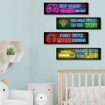 Cuatro posters de madera decorativos con estética neón, cada uno con frases gamer: 'Eat Sleep Game Repeat', 'The Only Fear Is No Wifi', 'Just Five More Minutes' y 'Loading... Blame It On The Lag'. Colocados en pared azul claro, junto a cuna y estantería hexagonal.