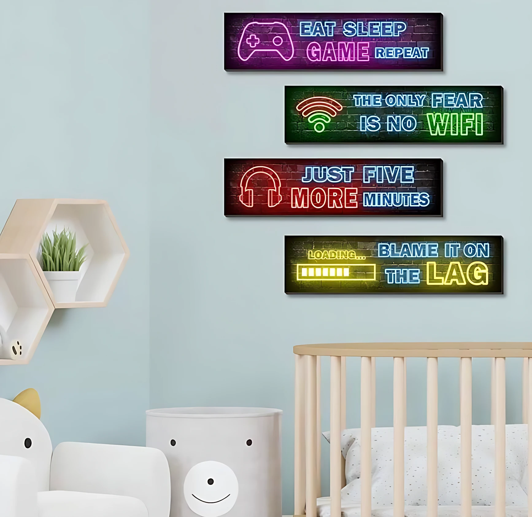 Cuatro posters de madera decorativos con estética neón, cada uno con frases gamer: 'Eat Sleep Game Repeat', 'The Only Fear Is No Wifi', 'Just Five More Minutes' y 'Loading... Blame It On The Lag'. Colocados en pared azul claro, junto a cuna y estantería hexagonal.