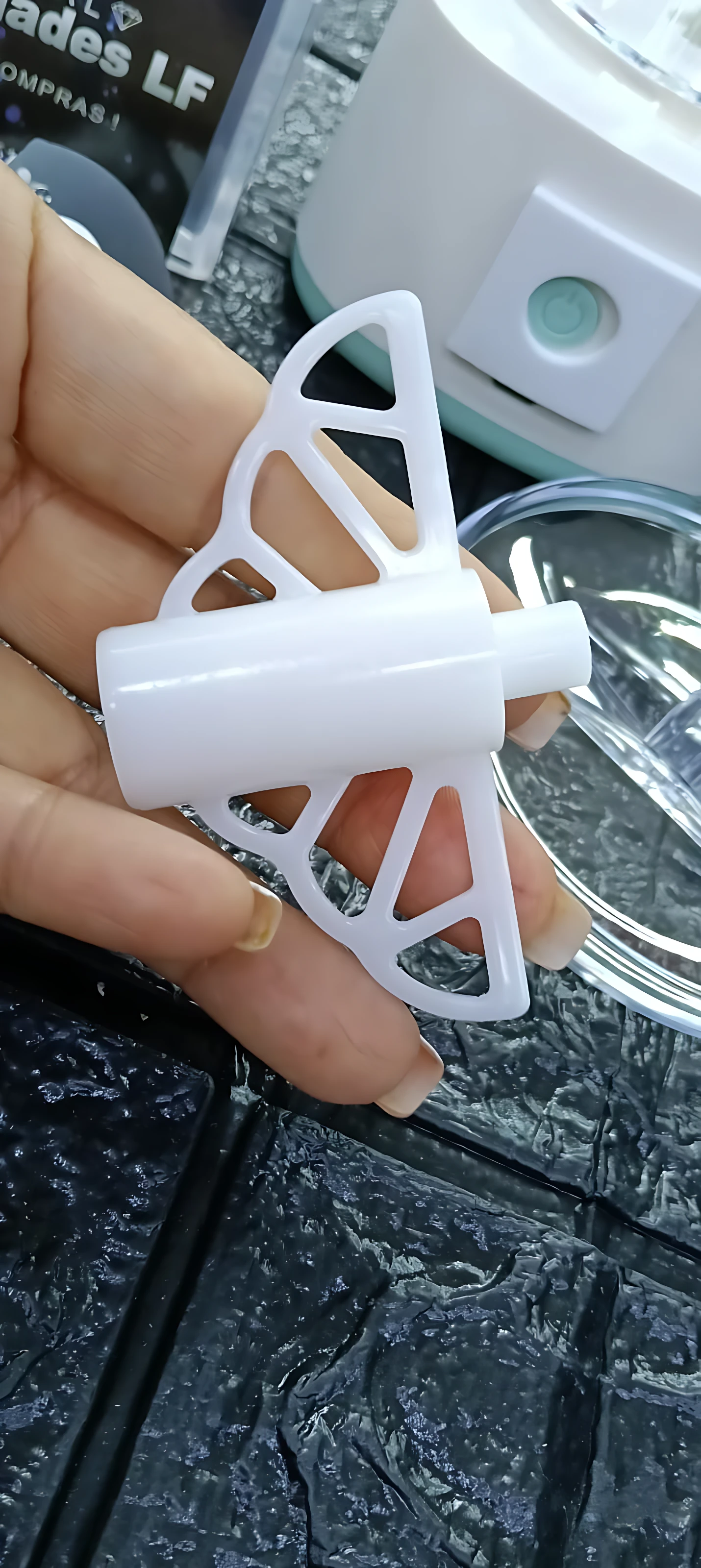 Accesorio de corte en forma de mariposa para procesador de alimentos portátil, color blanco, con diseño de rejilla y mango ergonómico.