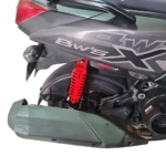 Protector amortiguadores Bws X en color gris oscuro con detalles en rojo, instalado en la parte trasera de una motocicleta, mostrando su forma aerodinámica y ajuste al chasis.