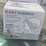 Caja de protectores auditivos para bebés con diadema suave, color blanco, mostrando de uso y accesorios incluidos.