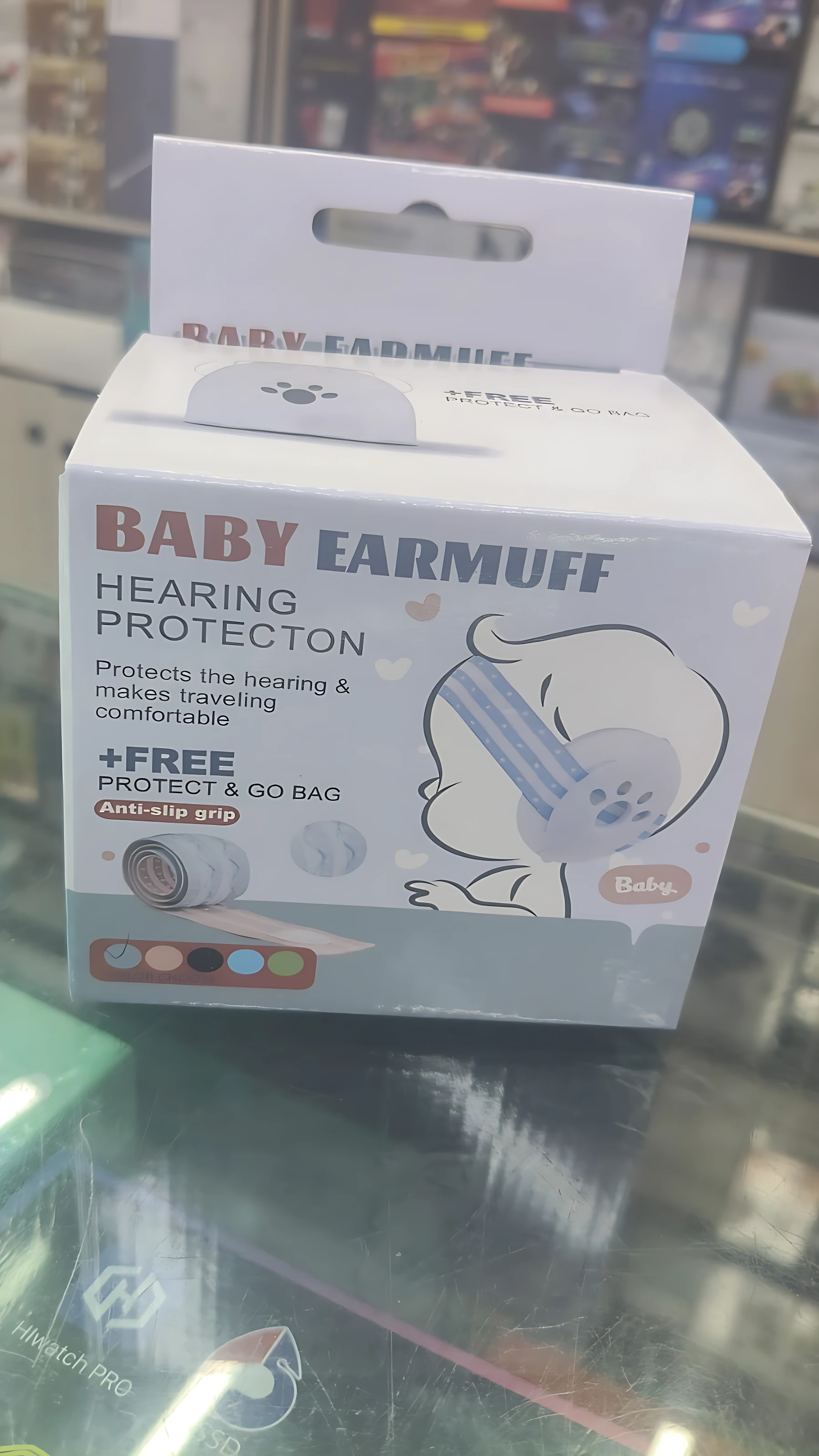 Caja de protectores auditivos para bebés con diadema suave, color blanco, mostrando de uso y accesorios incluidos.