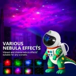 Proyector Galaxy Dinosaurio Astronauta: figura verde con traje espacial blanco, proyectando nebulosas multicolores en techo y paredes. Incluye 8 efectos visuales.