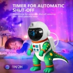 Proyector Galaxy Dinosaurio Astronauta verde con detalles naranjas y amarillos, mostrando temporizador automático de 1H/2H para apagar luces y crear ambiente relajante en habitación infantil.