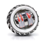 Proyector LED de alta potencia para vehículos 12V a 80V, con carcasa metálica cromada y luces rojas internas visibles desde ángulo frontal.
