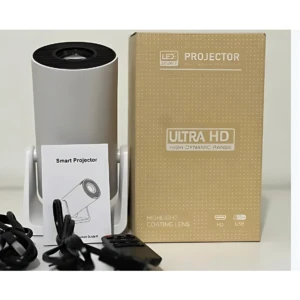 Proyector LED Y300 en color gris, acompañado de su caja de cartón beige, manual, cables y control remoto sobre superficie blanca.