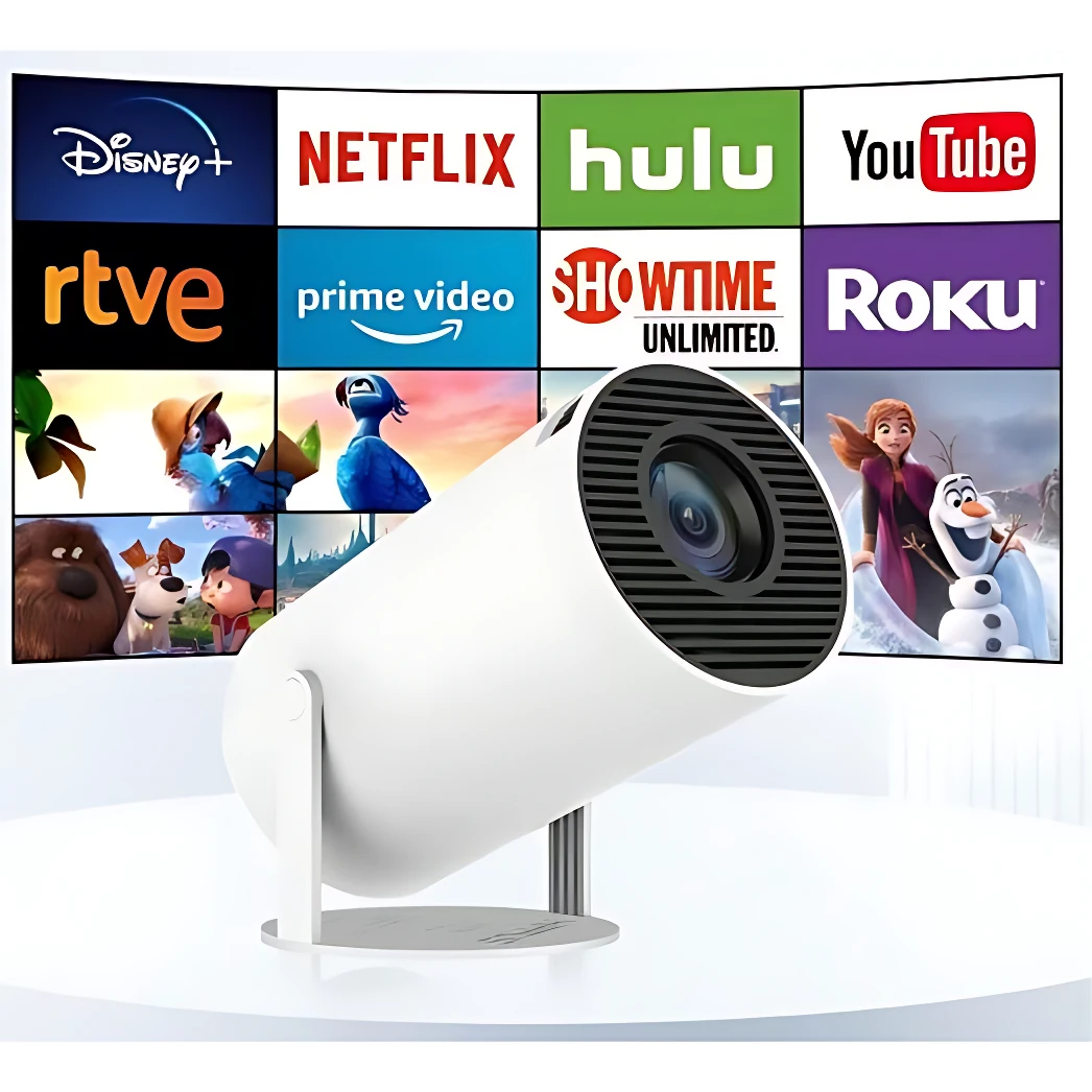 Proyector blanco sobre soporte, con lente frontal y rejilla trasera. Pantalla de fondo muestra logos de plataformas de streaming como Netflix, Disney+, YouTube y más.