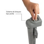 Puerta retráctil gris con sistema de bloqueo tipo perilla, accionado por mano visible. Incluye malla metálica y mecanismo de cierre lateral.
