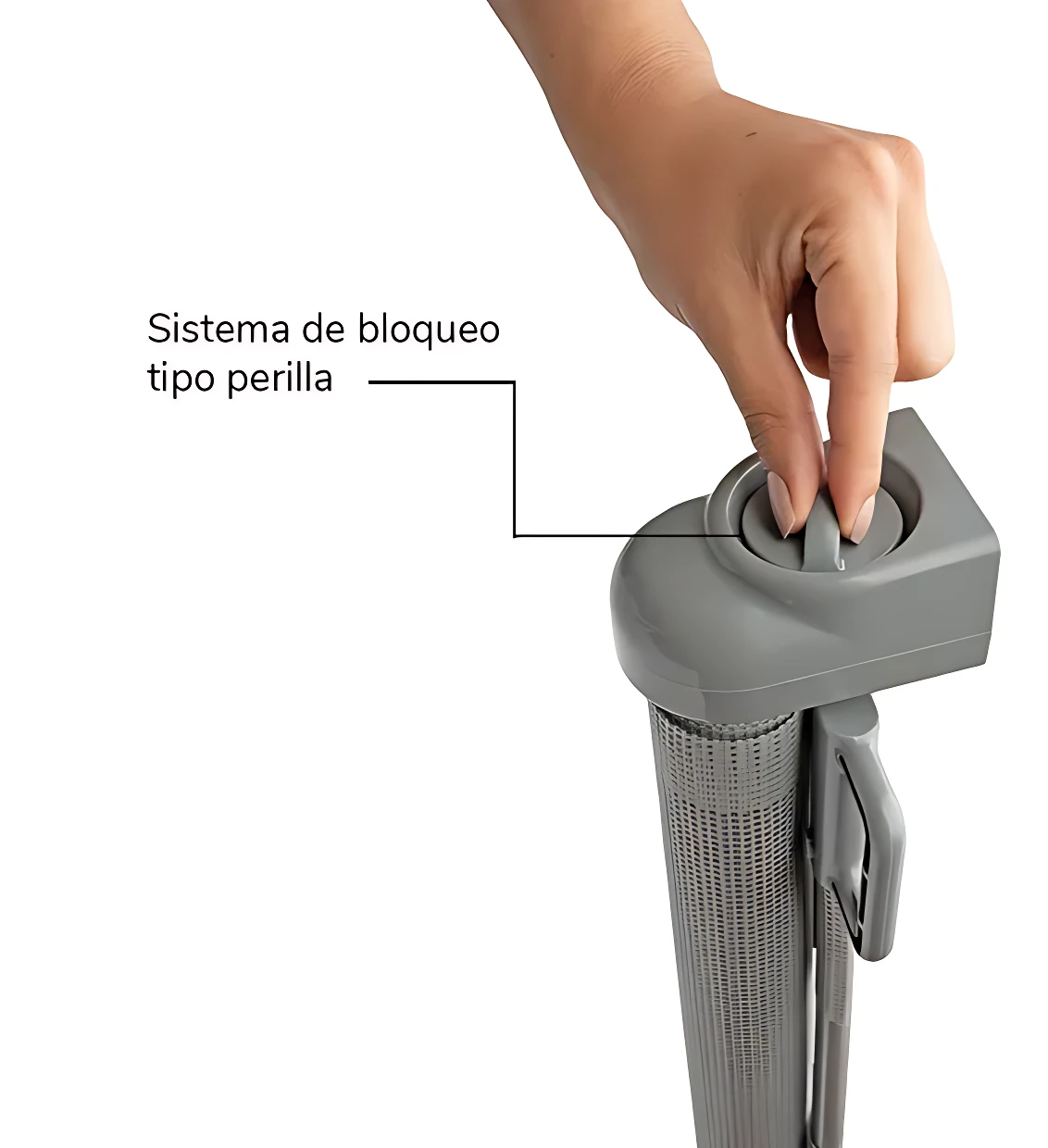 Puerta retráctil gris con sistema de bloqueo tipo perilla, accionado por mano visible. Incluye malla metálica y mecanismo de cierre lateral.