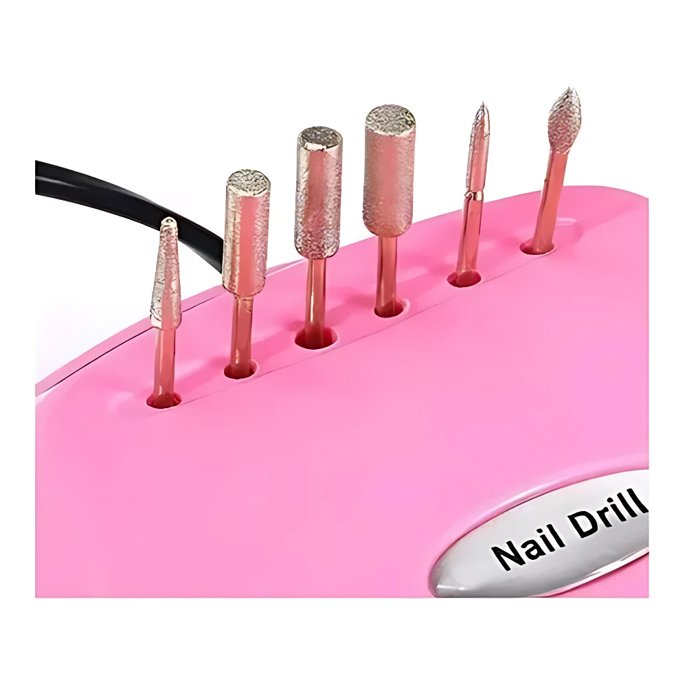 Pulidor eléctrico de uñas rosa con seis accesorios metálicos dispuestos en ranuras, cable negro visible y etiqueta que indica Nail Drill.