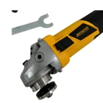 Pulidora angular de 4.5 pulgadas, color amarillo y negro, con mango ergonómico y accesorio de llave incluida. Ideal para corte y pulido de metal en espacios reducidos.