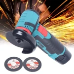 Pulidora inalámbrica 12V azul y negra en acción, con chispas de corte; incluye dos discos de corte visibles abajo.