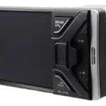 Radio JDL de 4 pulgadas con pantalla táctil, controles laterales en negro y carcasa metálica plateada, vista frontal lateral.