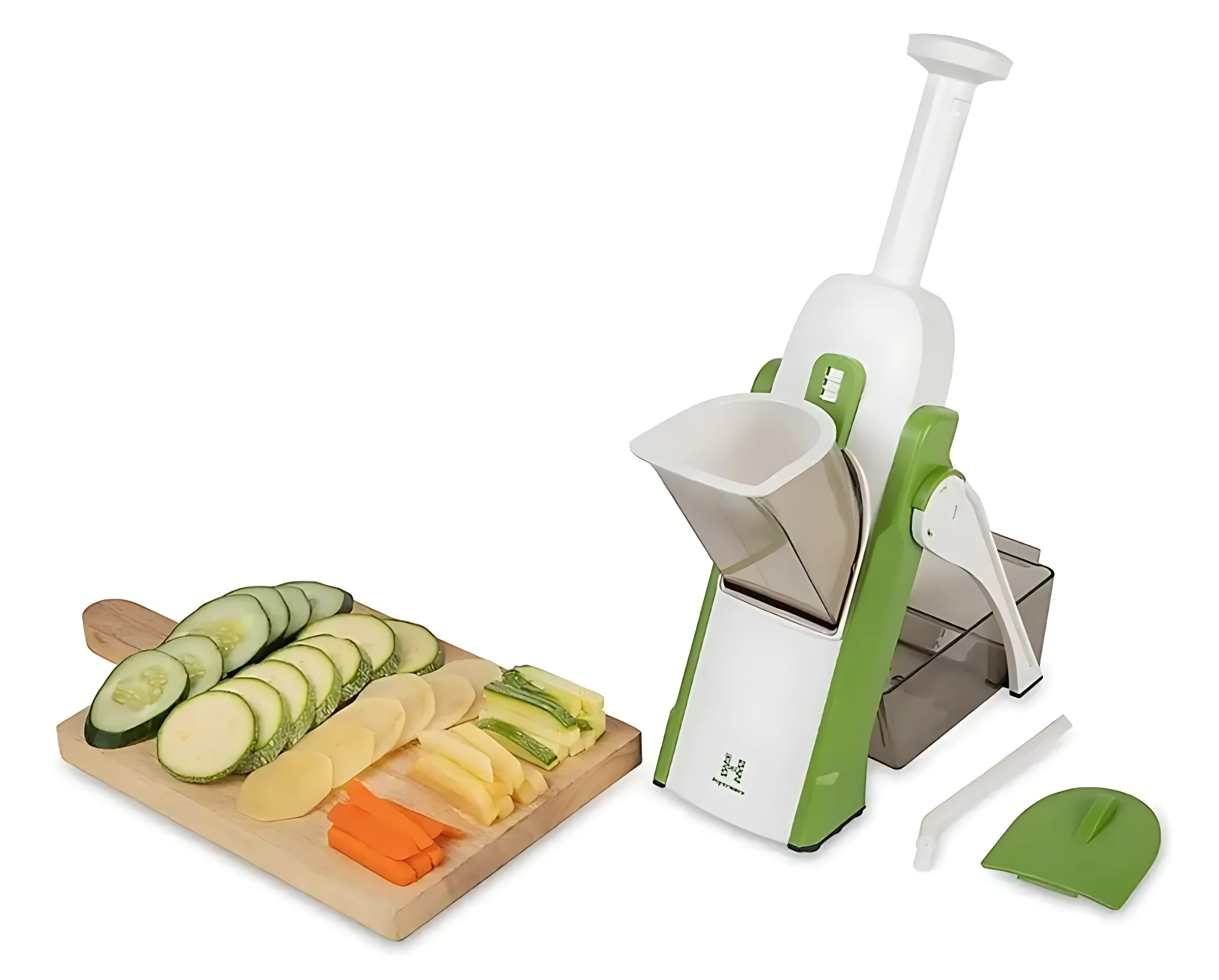 Rallador mandoline verde con mango seguro, mostrando rodajas de pepino, zanahoria y queso sobre tabla de madera, junto a accesorios incluidos.