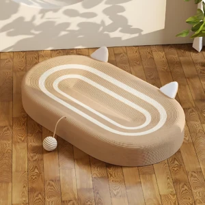 Rascador cama para gatos en forma de almohada beige con patas blancas y pelotita colgante, sobre piso de madera.