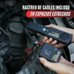 Rastreador de cables no invasivo en uso bajo capó de auto, con detector y sonda roja y negra, manos operando dispositivo negro con pantalla LED y antena lateral.