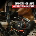 Comprobador de circuitos no invasivo en uso, con manos usando guantes negros manipulando el dispositivo y cables multicolores sobre motor de vehículo.