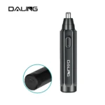 Recortadora nasal y de orejas Daling en color negro con detalles plateados, incluye vista ampliada del puerto USB para carga.