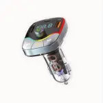 Transmisor Bluetooth para coche con pantalla digital, controles táctiles y puerto de carga rápida, conectado al encendedor del vehículo.
