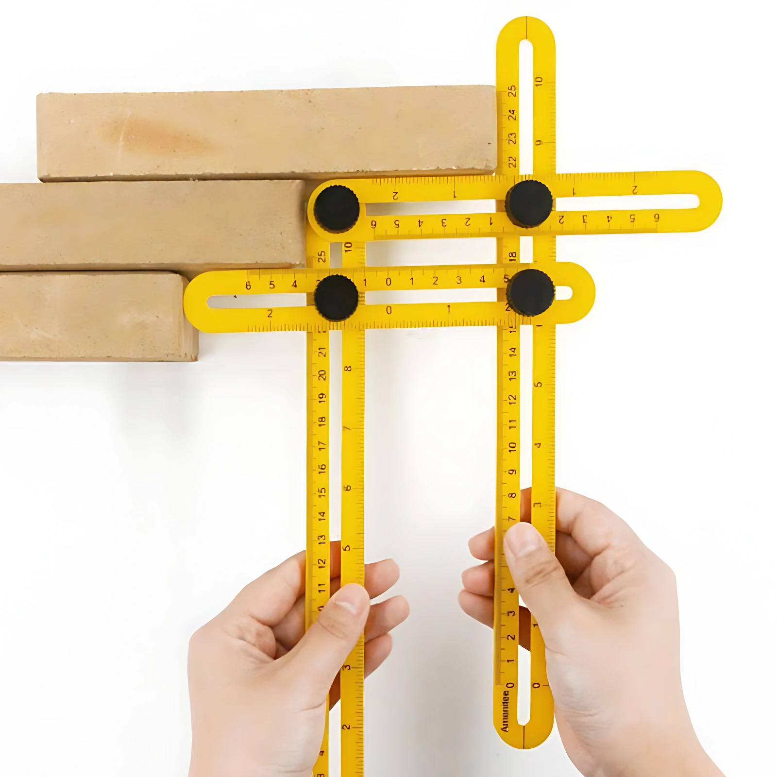 Regla multiángulo plegable amarilla con puntas magnéticas, midiendo 25 cm, en uso sobre madera para marcar cortes precisos.