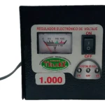 Regulador de voltaje electrónico de 1.000 vatios con panel analógico, interruptor de encendido/apagado y tres indicadores de fase, sobre carcasa negra.