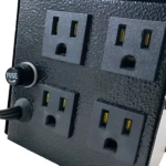 Regulador de voltaje electrónico negro con cuatro enchufes tipo norteamericano y botón de fusible visible en lateral izquierdo.