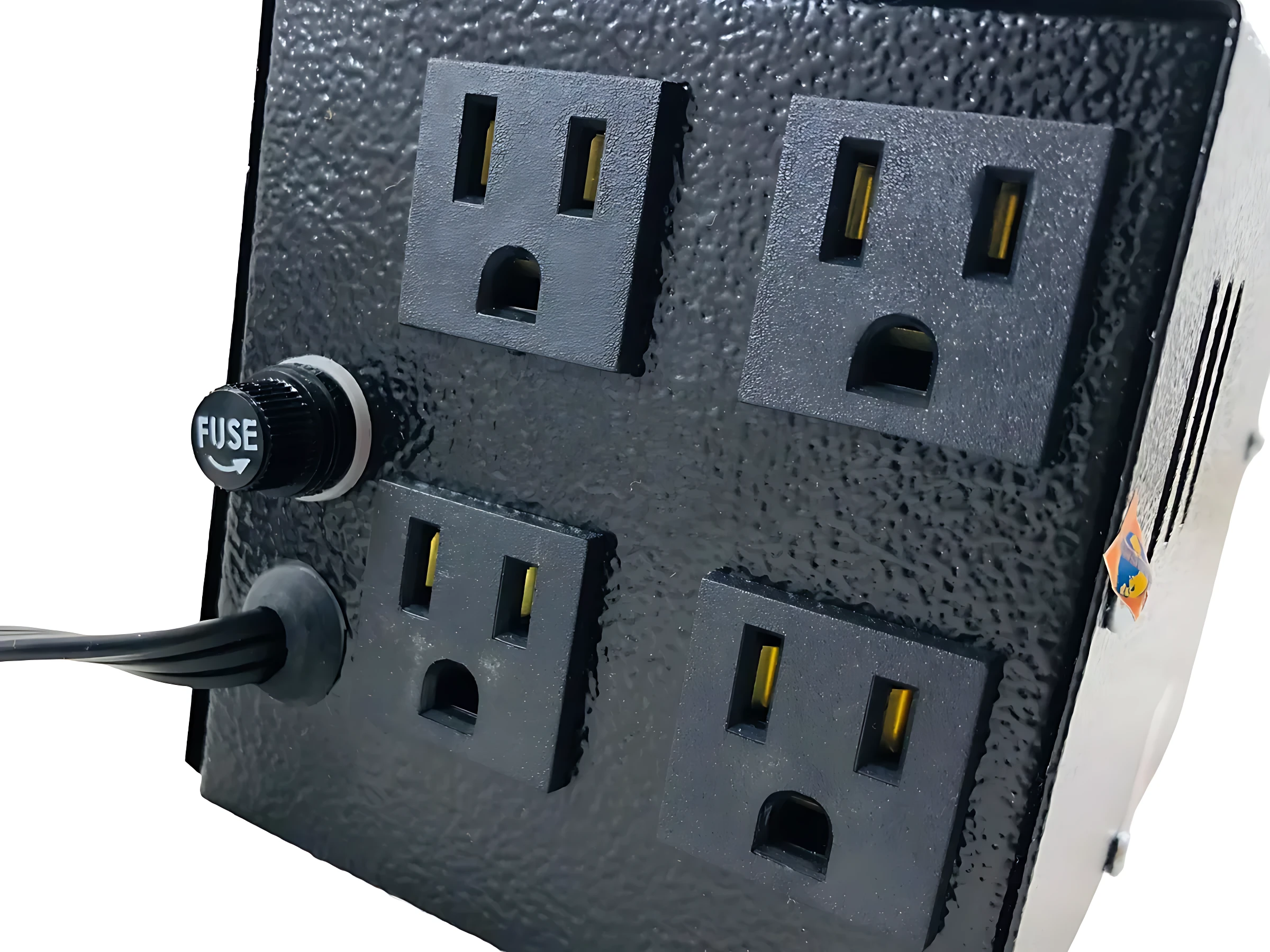Regulador de voltaje electrónico negro con cuatro enchufes tipo norteamericano y botón de fusible visible en lateral izquierdo.