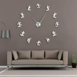 Reloj de pared con figuras de Mickey Mouse en acrílico reflectante, montado sobre sofá beige en sala moderna.
