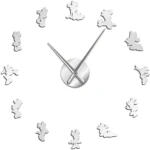 Reloj de pared DIY con diseño de Mickey Mouse en acrílico reflectante, números dispuestos en círculo alrededor de manecillas plateadas sobre fondo blanco.