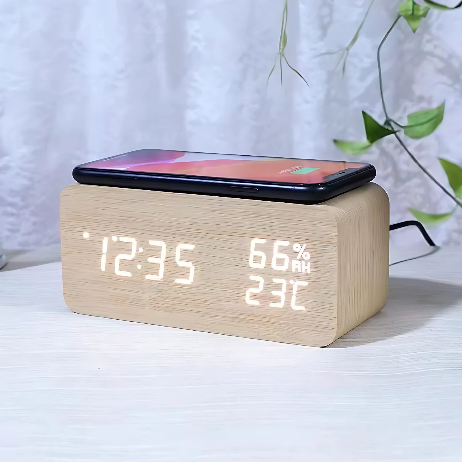 Reloj despertador de madera con carga inalámbrica para smartphone, mostrando hora, temperatura y humedad en pantalla LED.