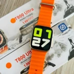 Reloj inteligente T800 Ultra con correa naranja y pantalla digital mostrando hora, sobre caja de producto.