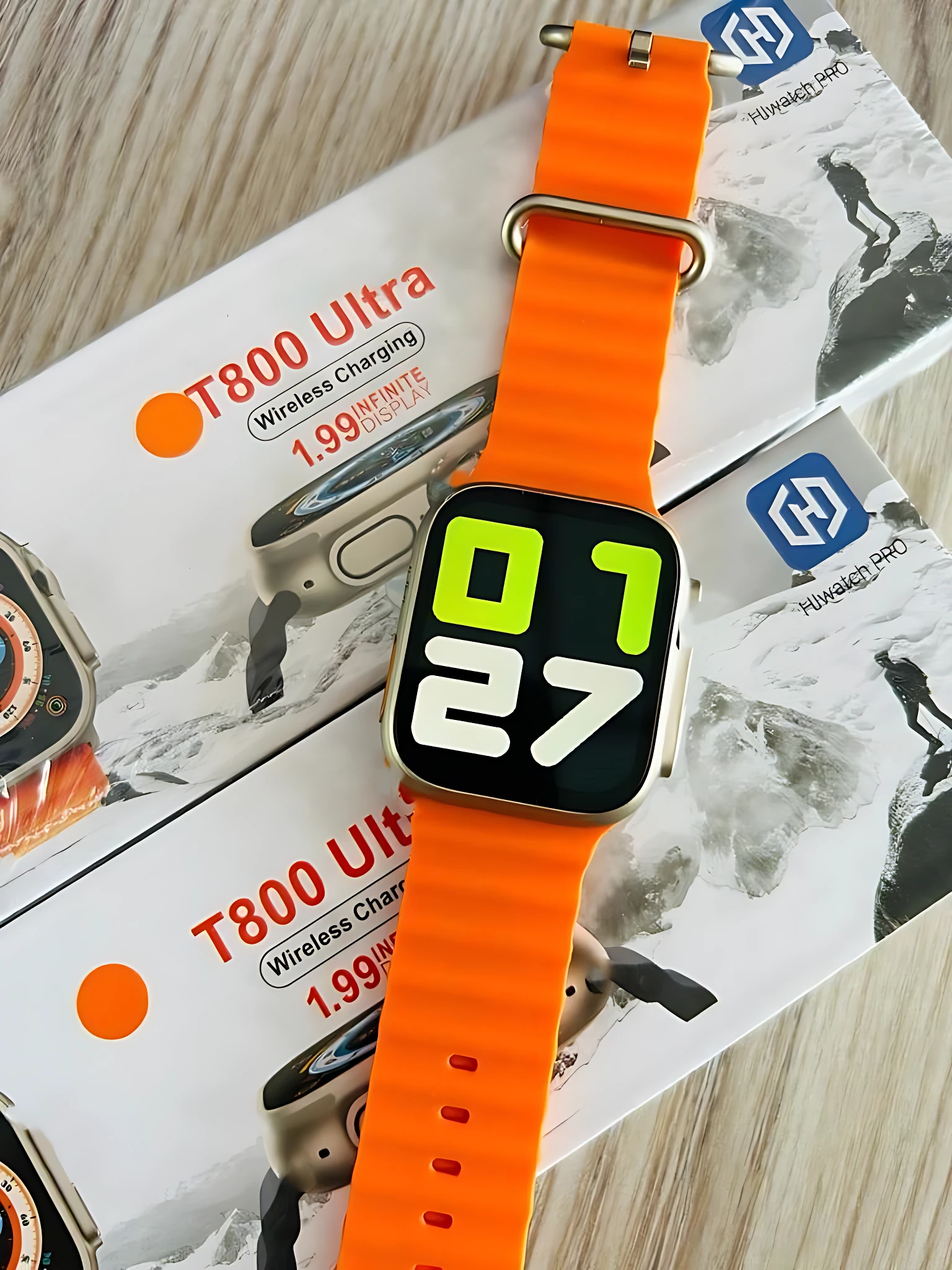 Reloj inteligente T800 Ultra con correa naranja y pantalla digital mostrando hora, sobre caja de producto.