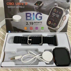 Smartwatch C90 Ultra 2 en caja abierta: pulsera negra, cargador, cable USB y caja protectora. Pantalla de 2.19 pulgadas visible en la caja.