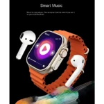 Reloj inteligente X9 con correa naranja, pantalla mostrando reproductor de música y auriculares inalámbricos blancos flotando a los lados.