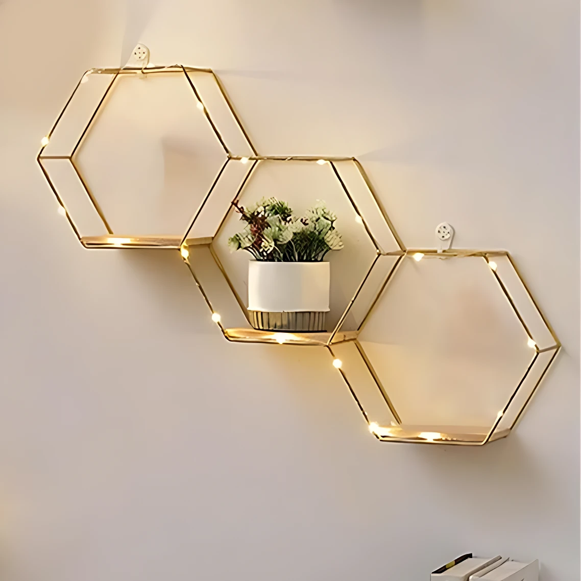 Repisa Panal Dorada de Pared Hexagonal - Organiza tus objetos decorativos en la pared