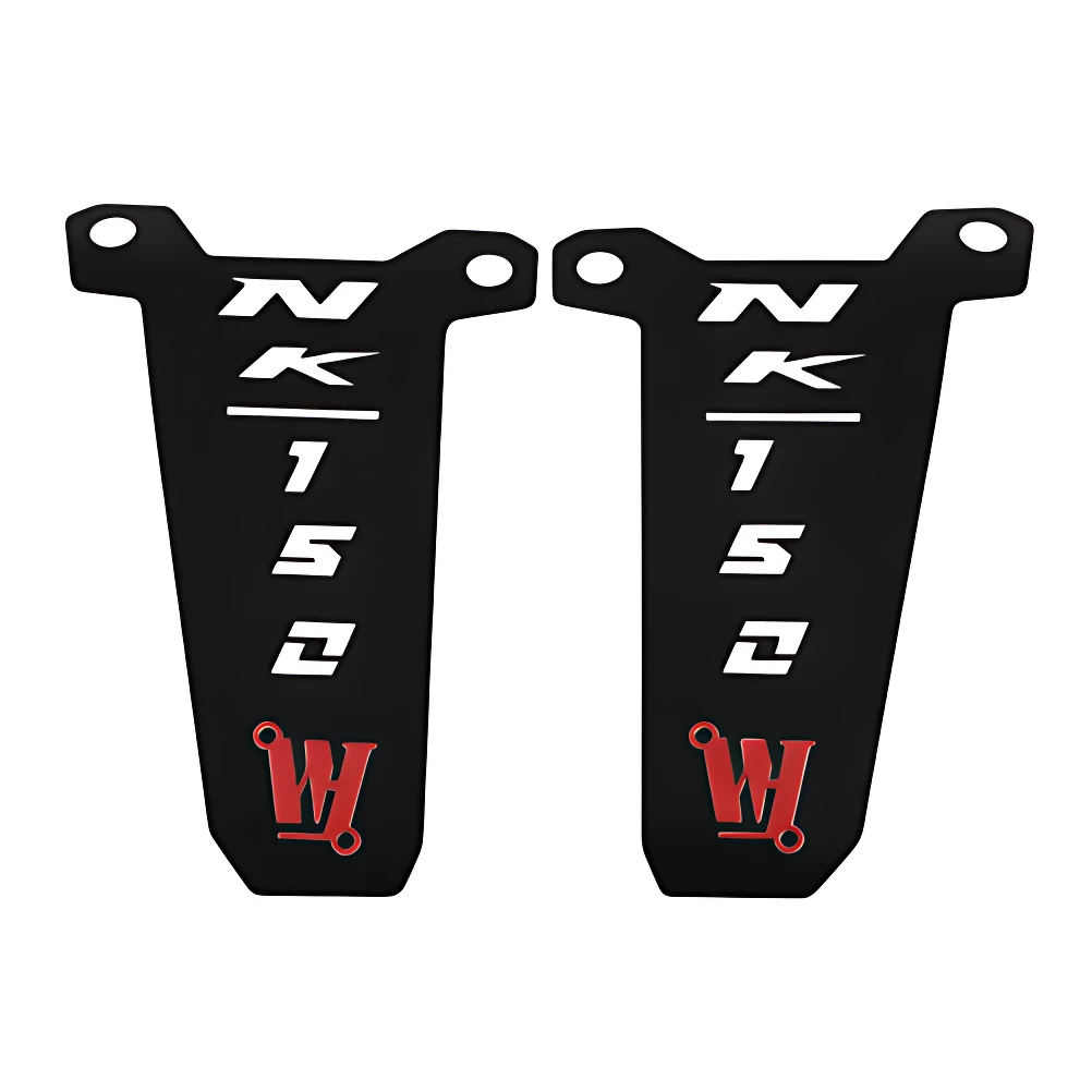 Dos soportes de acero inoxidable negro con logotipos blancos y rojo, modelo NK 152, diseñados para proteger defensas de motos al estacionar.
