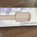 Rizador portátil compacto LR-288 en caja, color beige, con diseño ergonómico y botón frontal visible.