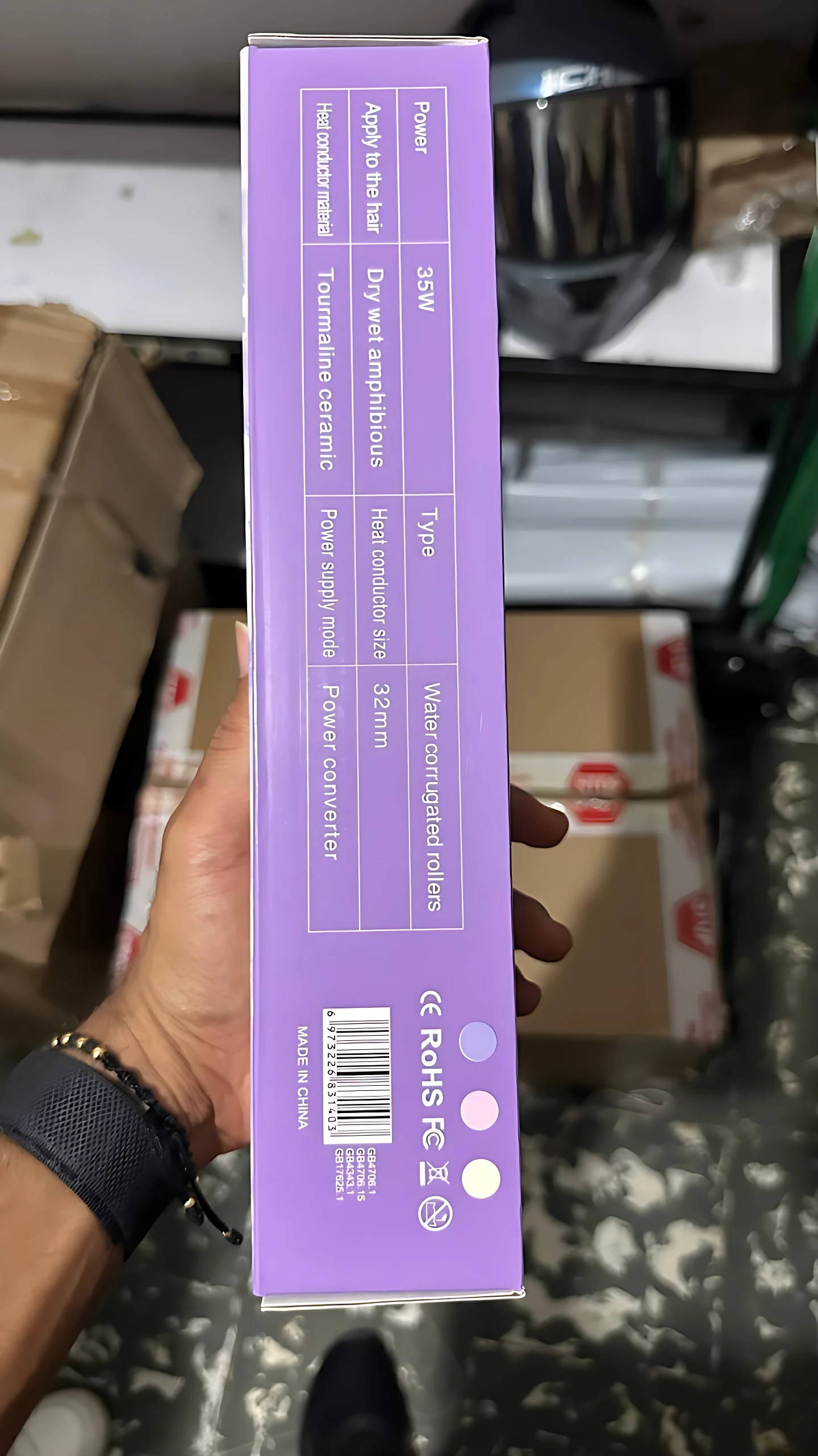 Rizador portátil compacto LR-288 en caja morada con especificaciones técnicas visibles, ideal para viajes.