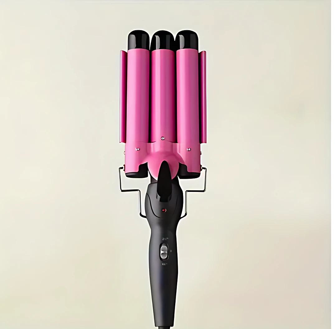 Rizadora de pelo con tres cilindros en color rosa brillante y mango negro, diseñada para crear ondas suaves y duraderas.
