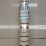 Rollo adhesivo pared acolchonado de alta resistencia, color beige con franjas oscuras, envuelto en plástico transparente y con etiqueta informativa visible.
