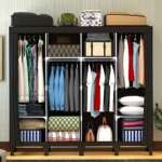 Ropero tela plegable de cuatro cuerpos en color negro, con estantes superiores y compartimentos internos para colgar y guardar ropa, accesorios y maletas.