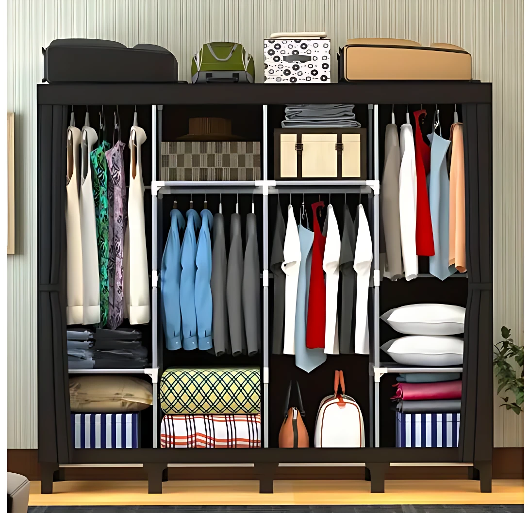 Ropero tela plegable de cuatro cuerpos en color negro, con estantes superiores y compartimentos internos para colgar y guardar ropa, accesorios y maletas.